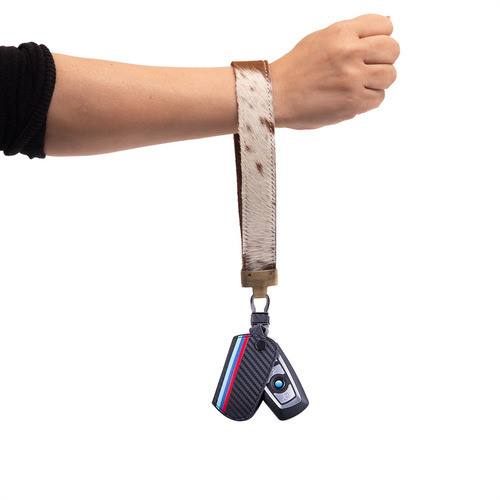 THE DESIGN EDGE | Cowhide Wristlet Oversized Keyring - Tan &amp; White
